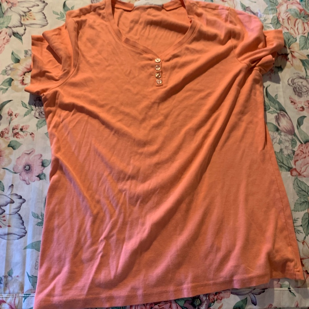 Karen Scott Peach V-Neck Short Sleeve Top with Button Placket Size Larfe